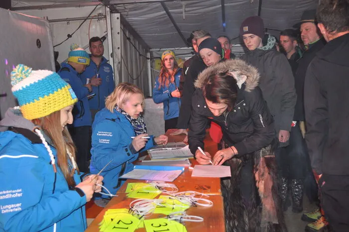 Vor dem Krampuslauf müssen die Obleute der mitlaufenden Vereine "Benimmregeln" unterschreiben.