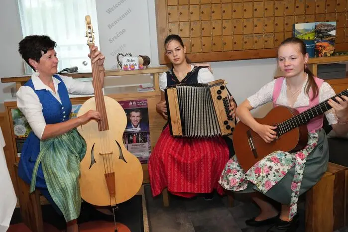 Mit musikalischer Umrahmung durch Petra Glanzer, Laurentina Lerchster und Magdalena Zippusch von der Musikschule Lieser- und Maltatal wurde ausgiebig gefeiert