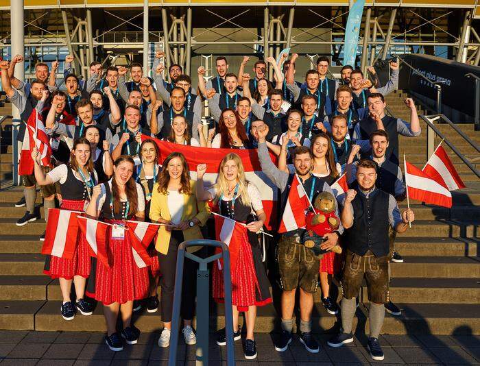 Team Austria vor der Polsat Arena mit Claudia Plakolm: Die Jugendstaatssekretärin drückt den 44 Teilnehmern der EuroSkills vor Ort die Daumen