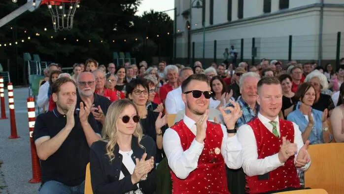 Einen Abend mit Musik vom Feinsten präsentierten die Musikerinnen und Musiker der Ortsmusikkapelle St. Johann ob Hohenburg und nahmen die vielen Besucher mit auf eine Reise rund um die Welt.