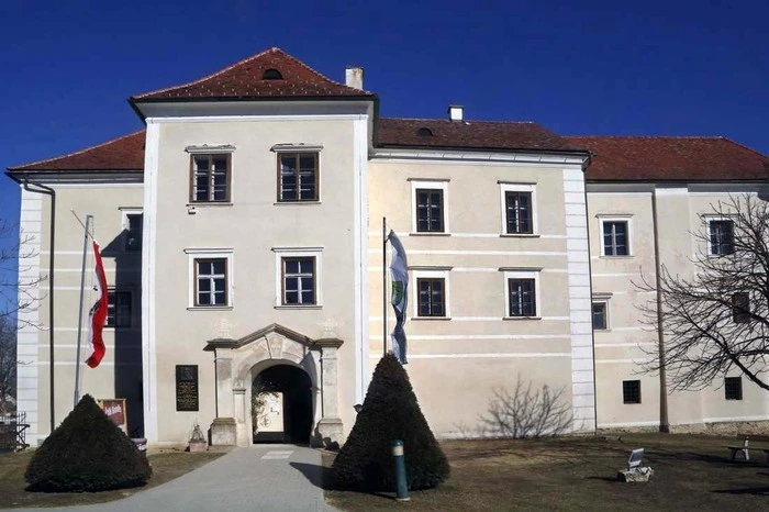 ...steht die zweite große Osterausstellung auf Schloss Burgau.