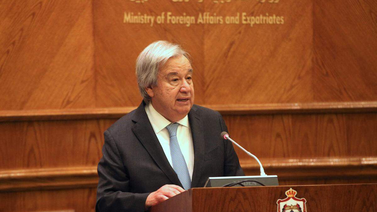 Der Generalsekretär der Vereinten Nationen António Guterres spricht mit der Presse über die Lage in Nahost.