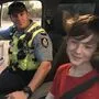 Lucas Sturrock mit einem Polizisten