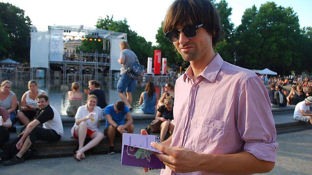 Wolfgang Möstl vor der Bühne am Karlsplatz, auf der er am Samstag mit seiner Band "Mile Me Deaf" spielen wird