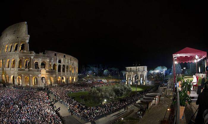 Der Papst betete vor dem Kolosseum im Schein von unzähligen Kerzen und Fackeln