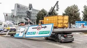 Ein Müll-Lkw des Magistrats rammte im Jänner mit ausgefahrenem Kran einen Überkopfwegweiser in Klagenfurt – ein besonders auffälliges Beispiel für Unfälle mit Fahrzeugen der Stadt