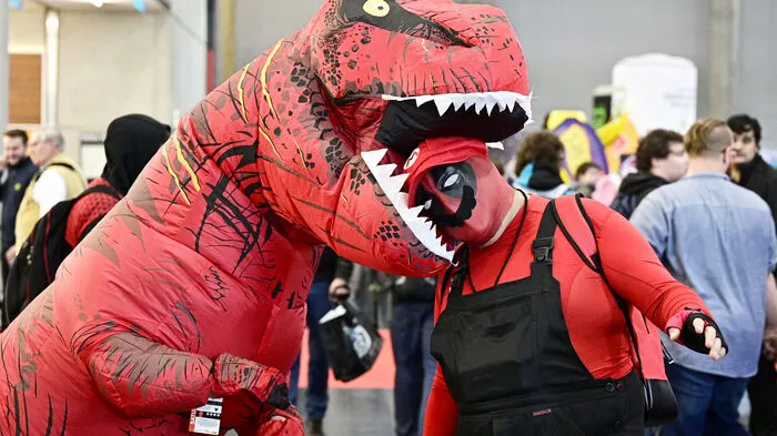 Superhelden, Charaktere aus "Star Wars" und aus Videogames sowie sonstige schrille Figuren haben am Samstag die zweitägige ComicCon in Wien bevölkert.