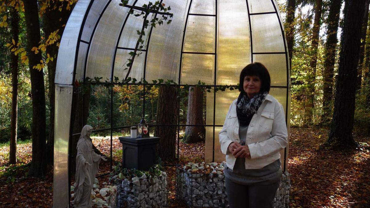 Renate Reininger vor der geweihten Kapelle im Franziskus Urnenhain