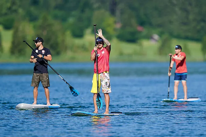 Die ÖSV-Asse gehen Stand-up-Paddeln, Tauchen und probieren sich an der Slackline. Doch das sind nur die kleinen Abwechslungen, sonst wird im einzigen gemeinsamen Konditionskurs des Slalom-Teams richtig hat gearbeitet.