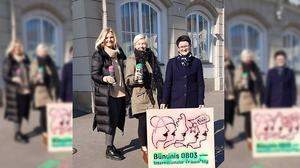 Zum Weltfrauentag setzten Susanne Kaltenegger (ÖVP), Jaqueline Staber (Grüne) und Silke Reitbauer-Rieger (SPÖ) rund um den Brucker Hauptplatz ein parteiübergreifendes Zeichen und sprühten das Logo des Bündnis 0803 auf 
