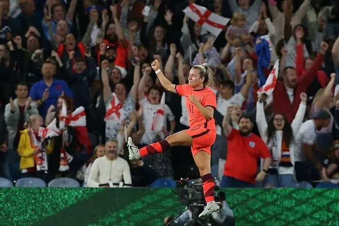 Englands Nationalteam hat viele Namen, die man in die Kategorie der Superstars stecken könnte. Rekord-Torschützin Ellen White etwa, oder Lucy Bronze. Doch die 21-jährige Flügelspielerin Lauren Hemp ist es, die die große Bühne der EM nutzen möchte. Es ist ihr erstes Großereignis. Mit ihren schnellen Dribblings kann sie jedem Gegner wehtun. Auch den Österreicherinnen zum Auftakt.