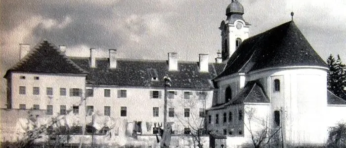 Das Bezirksgericht Gleisdorf (ehemaliges Piaristenkloster) und Marienkirche um 1955
