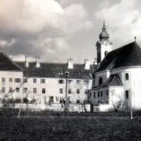 Das Bezirksgericht Gleisdorf (ehemaliges Piaristenkloster) und Marienkirche um 1955