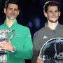 Novak Djokovic und Dominic Thiem mit ihren Trophäen