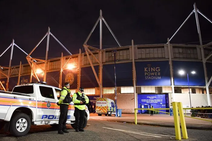 Dem Sender Sky News berichteten Augenzeugen von einem riesigen Feuerball, auf Bildern war ein Feuer auf dem Parkplatz zu sehen. Der Hubschrauber war demnach kurz zuvor im Stadion gestartet.