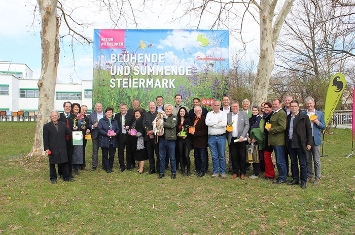 „Mit dem Wildblumenfest möchten wir die Bevölkerung auf das Artensterben aufmerksam machen und mit dem Verteilen der Wildpflanzen gleichzeitig einen Lösungsansatz anbieten“, informierte Hans Roth, Gründer der Saubermacher AG.