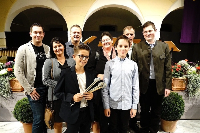 Die geehrten Jungmusiker Johannes Bleyer und David Edlinger mit Ihren Familien. 