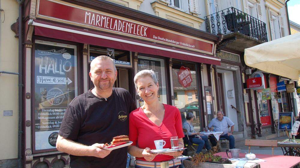 Dagmar und Michel De Rouw vor ihrem Cafe Marmeladenfleck in Deutschlandsberg