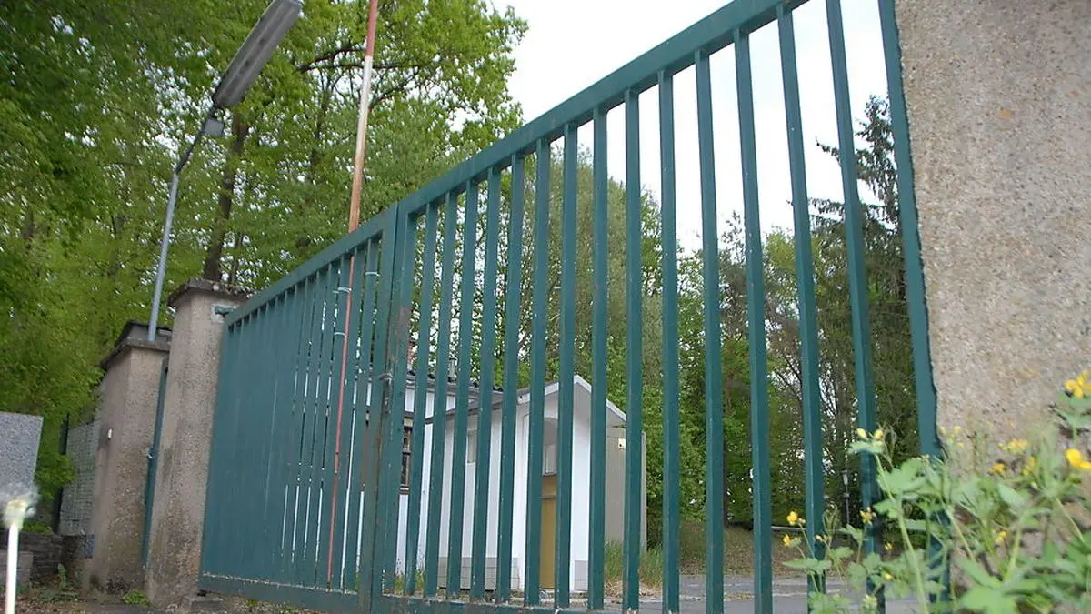 Noch sind die Tore der ehemaligen Hadik-Kaserne verschlossen. Bald soll sie mit neuem Leben erfüllt werden.