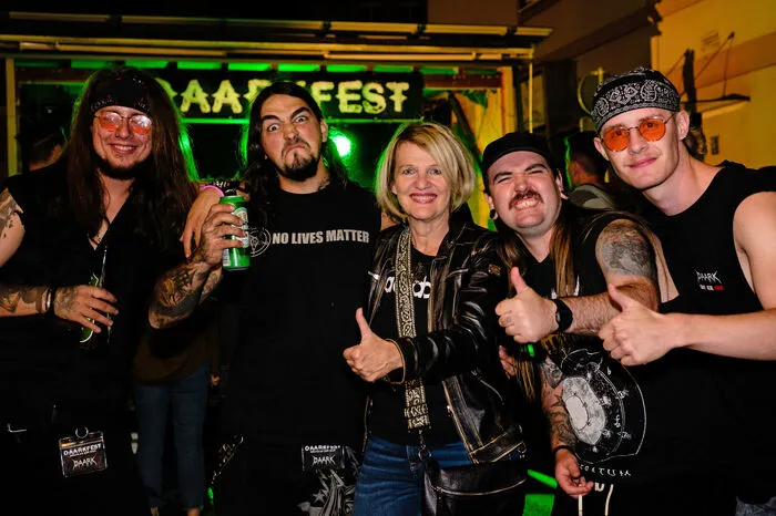 Bürgermeisterin Andrea Winkelmeier mit der Band Daark beim Daarkfest am Minoritenplatz