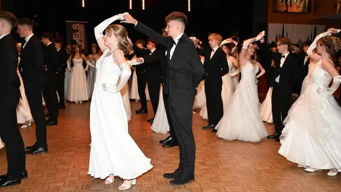 Aufgrund der hohen Kosten entschied sich das Organisationsteam für einen Ortswechsel, deshalb wurde heuer erstmals in den Räumlichkeiten des Kulturhauses Althofen gefeiert.

Eröffnet wurde der Ball mit der feierlichen Polonaise. Die Choreografie studierte Chiara Pichorner mit den Absolventen ein.

