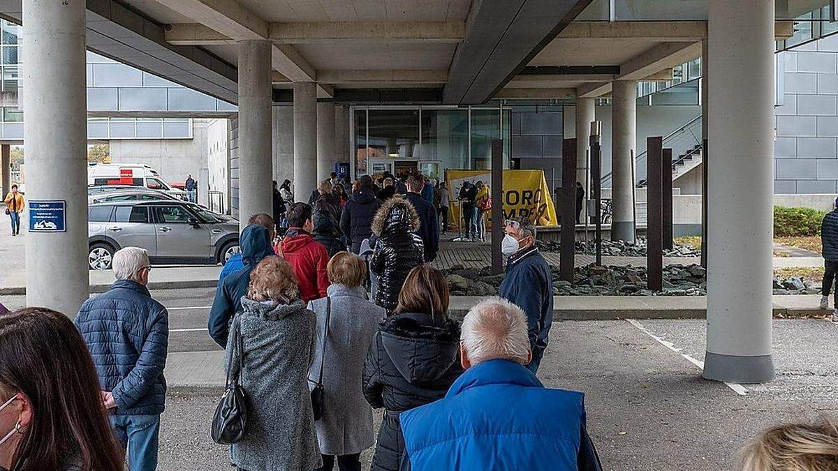 Lange Schlangen bildeten sich zuletzt vor den Impfzentren, wie hier beim Alpe-Adria-Center (ehemalige Hypo-Alpe-Adria Bank) in Klagenfurt