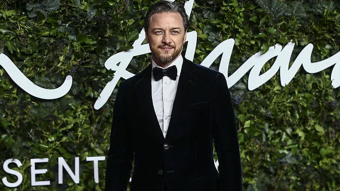 Schauspieler James MacAvoy zeigt sich am roten Teppich.