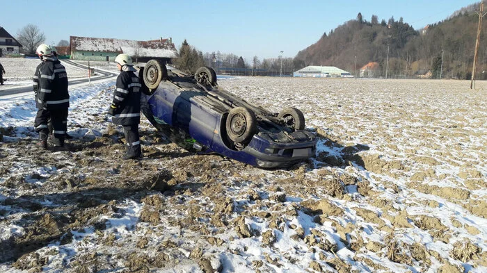 Am Mittwochvormittag geriet ein Auto auf der schneeglatten Fahrbahn in Leutschach ins Schleudern.