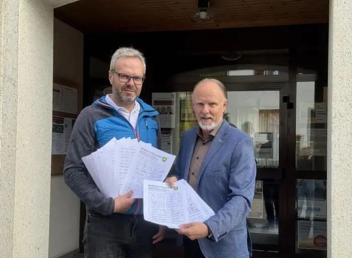 SPÖ-Vizebürgermeister Rudolf Rogatsch (r.) und SPÖ-Ortsparteivorsitzender Reinhard Jud-Mund (l.) mit den Unterschriftenlisten gegen den Verkauf