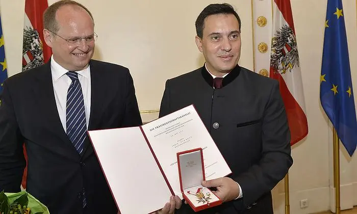 Christian Kircher und Erwin Schrott bei der Übergabe der Auszeichnung