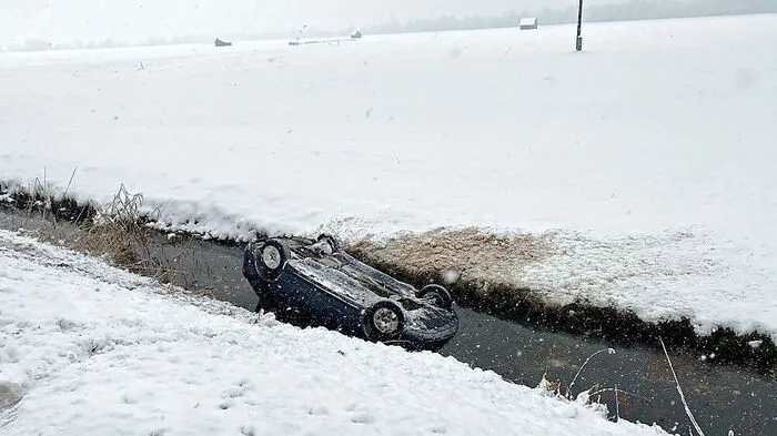 Der 23-Jähriger steckte kopfüber mit seinem Auto im Bach neben der Landesstraße 