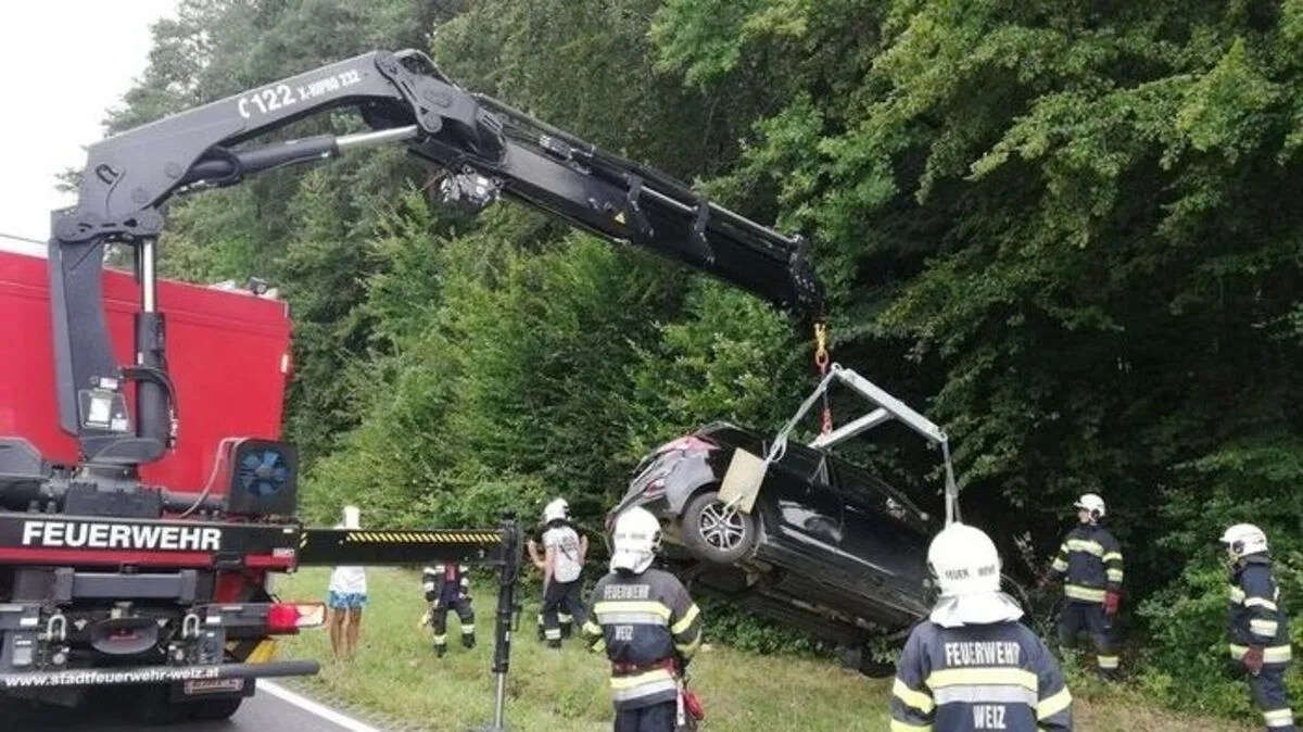 Der Pkw blieb im Wald stecken. Er wurde mit dem Kran geborgen
