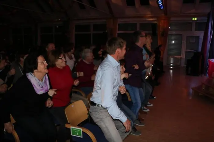 Das Publikum wurde von Anfang an in das Programm involviert. Zu Beginn sang man die traditionelle Faschingshymne "Die Hartmannsdorfer sind lustige Leut".