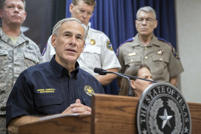 Greg Abbott, Governeur von Texas, bei einem Presse-Briefing: Mit mindestens 30 Todesopfern ist zu rechnen.