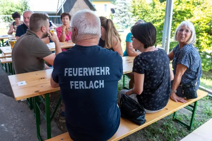 Ein besonderer Höhepunkt des Dorffestes war die Übergabe eines Spendenschecks in Höhe von 5000 Euro. Die Vertreter der Faschingsgilde Ferlach unter der Leitung von Obmann Edwin Kenzian und seinem Stellvertreter Valentin Wieser überreichten die Spende an die Freiwillige Feuerwehr Unterbergen. Der Betrag wird zur teilweisen Finanzierung eines neuen Feuerwehrfahrzeuges verwendet und stellt damit eine wertvolle Unterstützung für die zukünftige Einsatzbereitschaft der Feuerwehr dar. Auch Bürgermeister Christian Gamsler ließ es sich nicht nehmen, beim Dorffest vorbeizuschauen und den geselligen Nachmittag gemeinsam mit der Bevölkerung und den Feuerwehrmitgliedern zu verbringen.