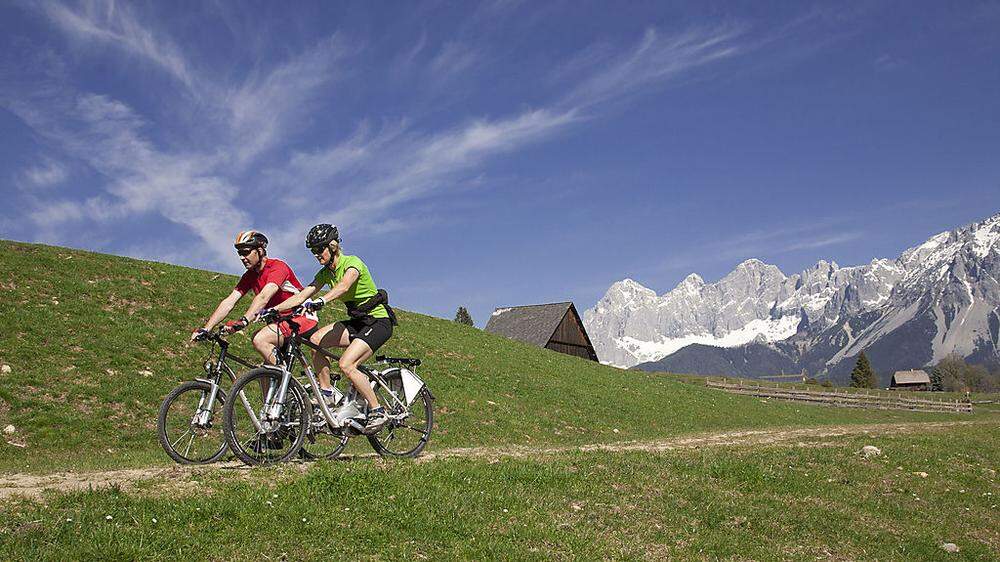 Eine Zweirad-Tour in die Berge ist dank E-Bikes für niemanden mehr unmöglich