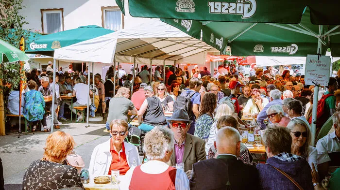 Gute Stimmung und viele Leute beim 25. Hafninger Gasslfest.