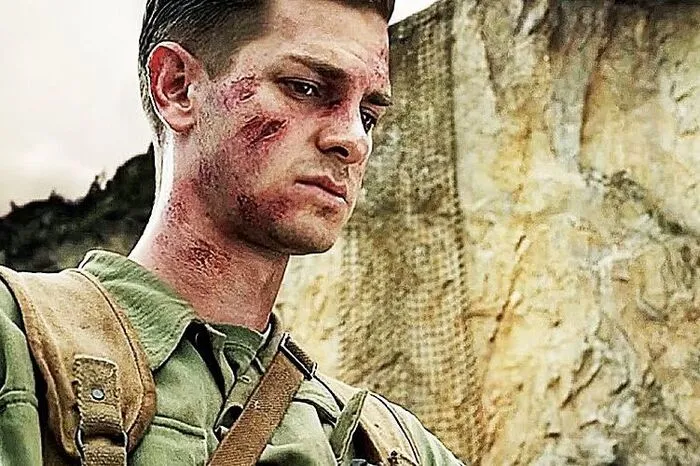 Mel Gibson hat das Leben des ersten US-Kriegsdienstverweigerers Desmond Doss verfilmt. „Hacksaw Ridge“ ist die blutige Passionsgeschichte eines Superhelden. Überraschung: Gibson, schwarzes Schaf in Hollywood, ist auch für die "Beste Regie" nominiert.