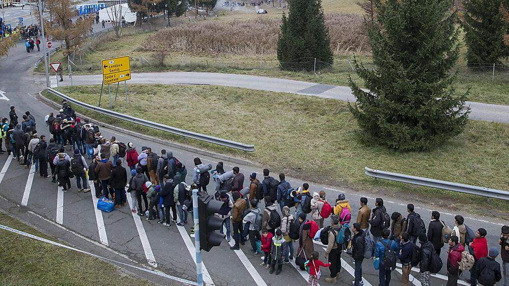 Flüchtlinge warten an der Grenze.