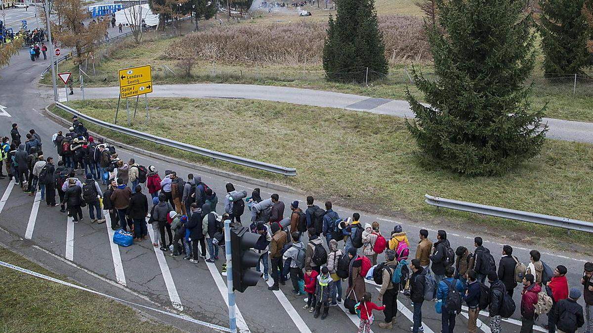 Flüchtlinge warten an der Grenze.