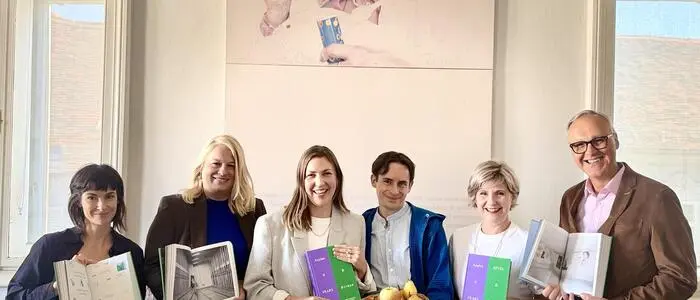 Präsentierten das neue Buch über die Kunstsammlung Graz: Bernadette Mußbacher, Claudia Unger, Anna Döcker, Markus Waitschacher, Birgit Kulterer und Michael Grossmann mit „Äpfel und Birnen“ in gedruckter und in Obst-Form. Das Bild dahinter, Alfredo Barsuglias „Memories of Iridescent Bubbles“ (2014), hängt als Leihgabe der Kunstsammlung im Büro von Stadträtin Unger
