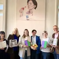 Präsentierten das neue Buch über die Kunstsammlung Graz: Bernadette Mußbacher, Claudia Unger, Anna Döcker, Markus Waitschacher, Birgit Kulterer und Michael Grossmann mit „Äpfel und Birnen“ in gedruckter und in Obst-Form. Das Bild dahinter, Alfredo Barsuglias „Memories of Iridescent Bubbles“ (2014), hängt als Leihgabe der Kunstsammlung im Büro von Stadträtin Unger
