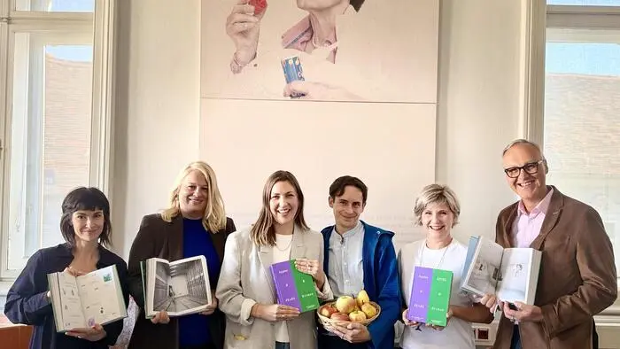 Präsentierten das neue Buch über die Kunstsammlung Graz: Bernadette Mußbacher, Claudia Unger, Anna Döcker, Markus Waitschacher, Birgit Kulterer und Michael Grossmann mit „Äpfel und Birnen“ in gedruckter und in Obst-Form. Das Bild dahinter, Alfredo Barsuglias „Memories of Iridescent Bubbles“ (2014), hängt als Leihgabe der Kunstsammlung im Büro von Stadträtin Unger