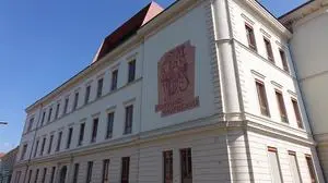 Die Hitze in den Klassenzimmern sei an Sommertagen unerträglich