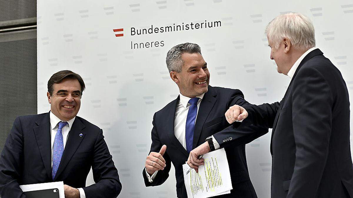 Gastgeber Nehammer mit seinem deutschen Amtskollegen Horst Seehofer und Margaritis Schinas, Vizepräsident der EU-Kommission.