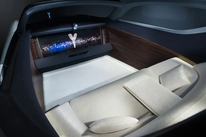 Die Konzeption als vollautonom dahingleitendes Fahrzeug macht Fahrersitz, Lenkrad und Instrumente überflüssig und ermöglicht ein völlig neues Raumgefühl in einem Automobil.