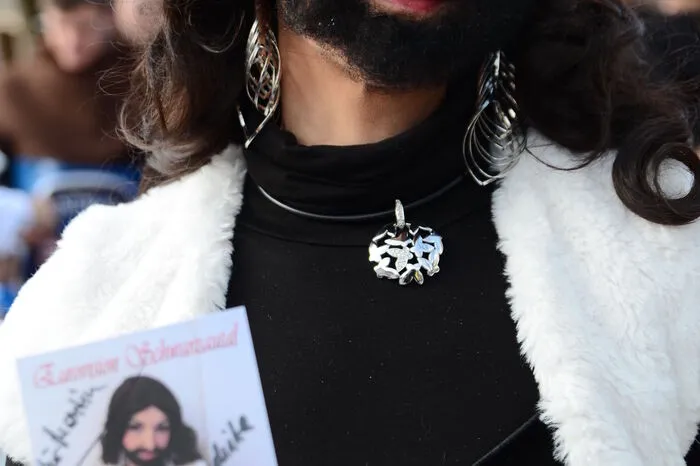 Conchita hatte ihre eigenen Autogrammkarten dabei.