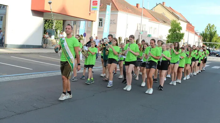 Einmarsch der Musiker.