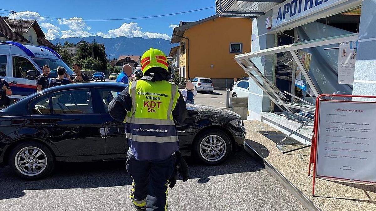 Ein Fahrzeug durchschlug die Auslagenscheibe einer Apotheke in Villach-Landskron. Lenkerin, Kunden und Mitarbeiter kamen mit dem Schrecken davon