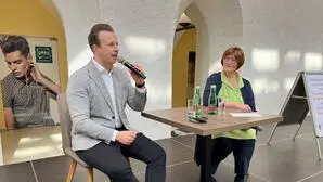 Gesundheitslandesrat Karlheinz Kornhäusl stand Kleine Zeitung-Redakteurin Johanna Birnbaum Rede und Antwort